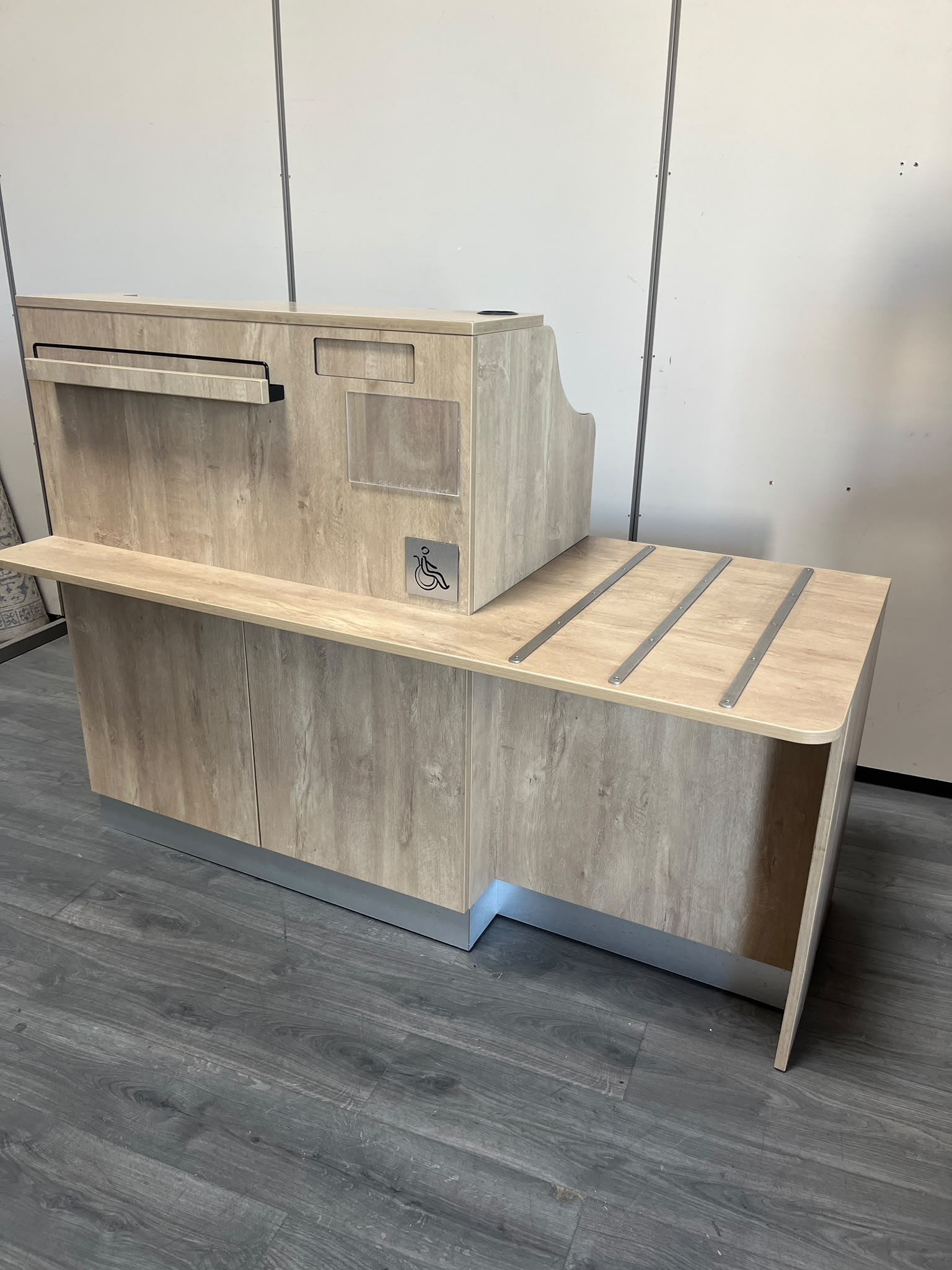 Comptoir d’accueil avec PMR en bois – L160 cm
