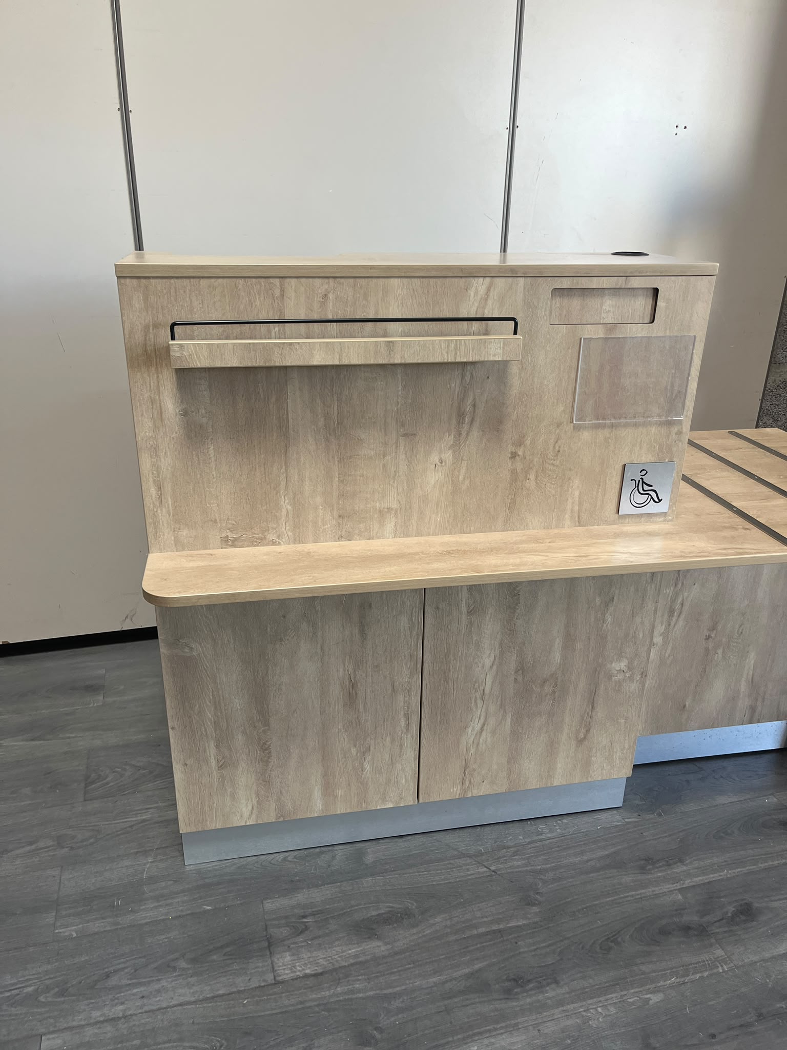 Comptoir d’accueil avec PMR en bois – L160 cm