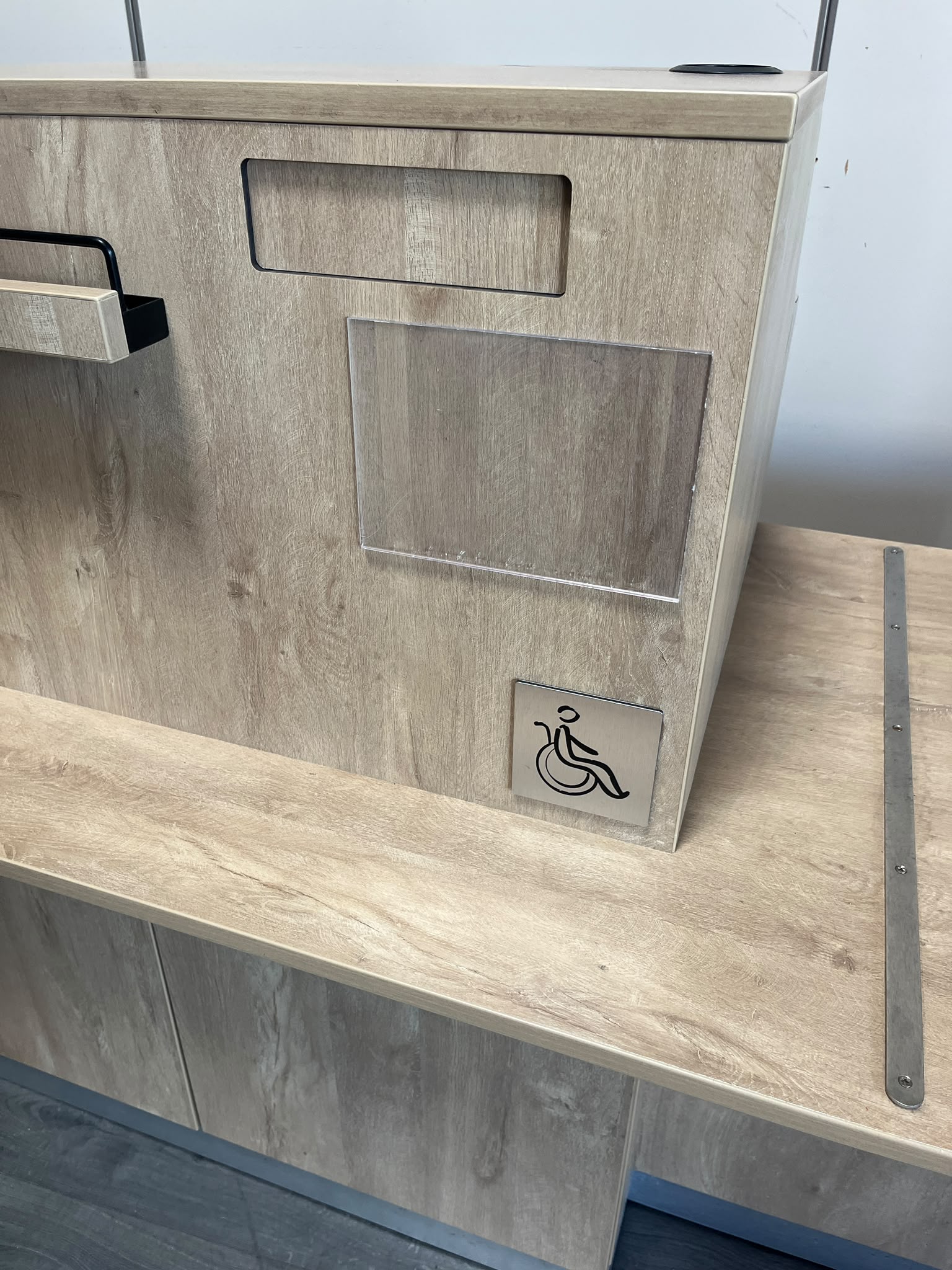 Comptoir d’accueil avec PMR en bois – L160 cm