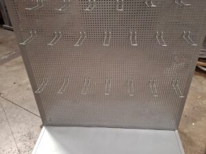 Présentoir mural perforé avec broches métallique gris – H228 cm