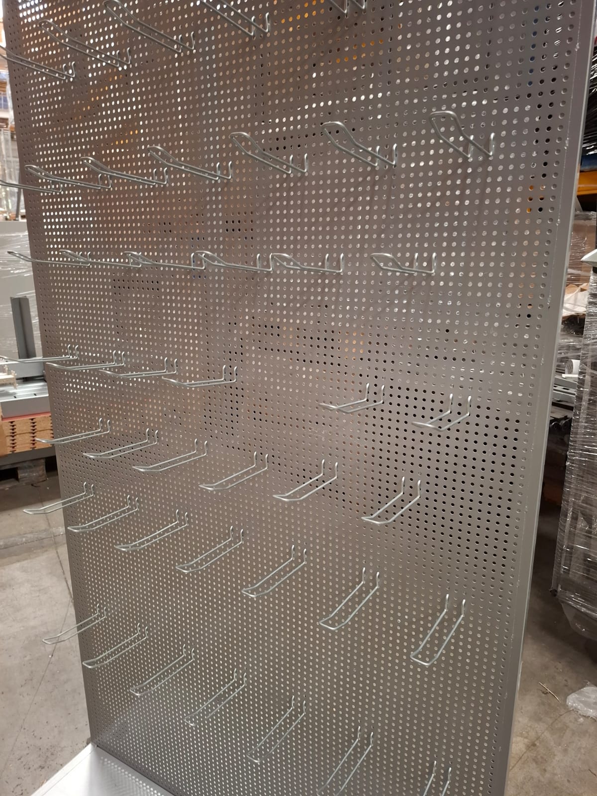 Présentoir mural perforé avec broches métallique gris – H228 cm