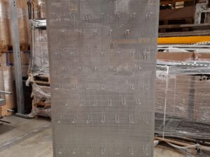 Présentoir mural perforé avec broches métallique gris – H228 cm