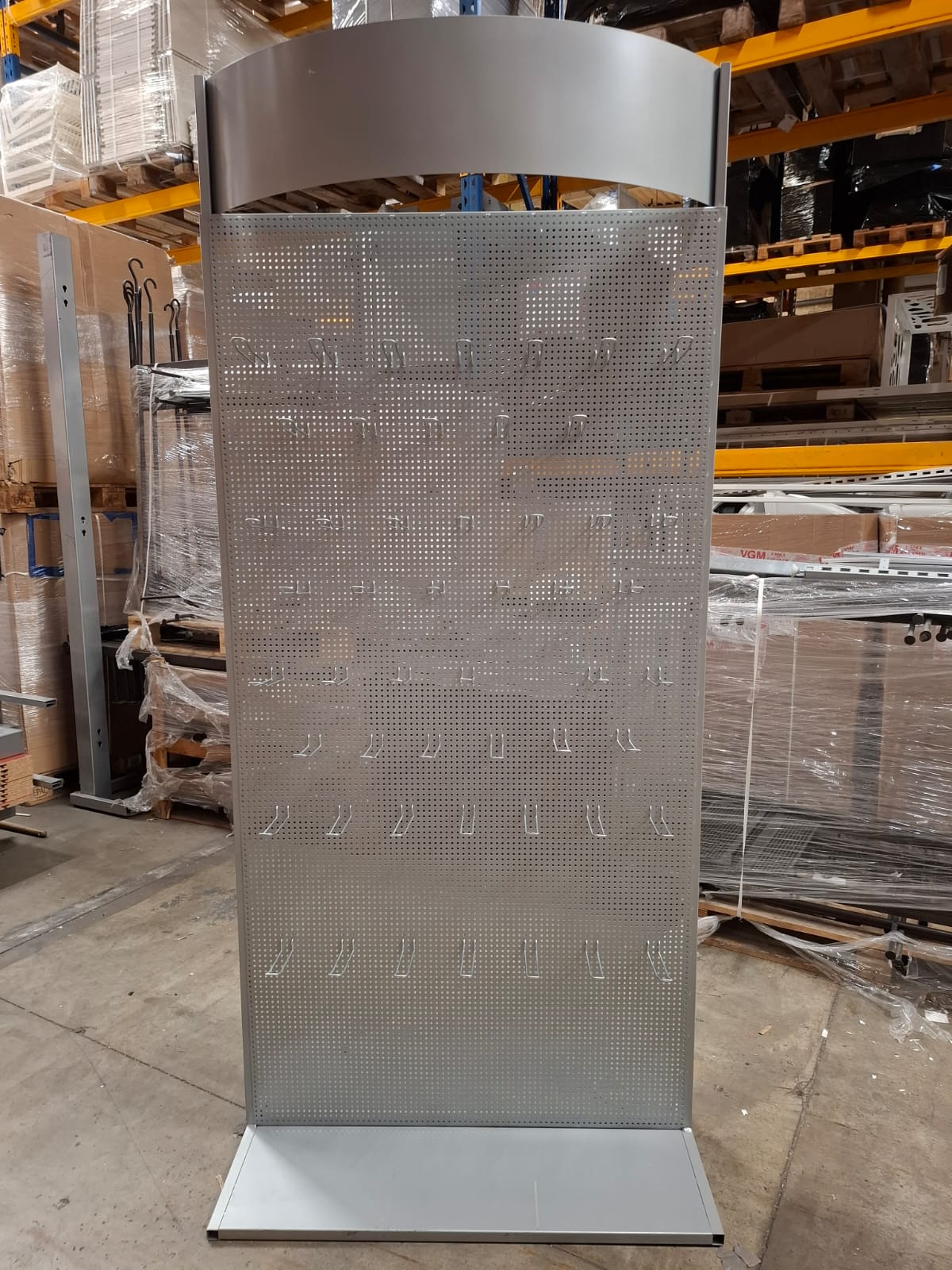 Présentoir mural perforé avec broches métallique gris – H228 cm