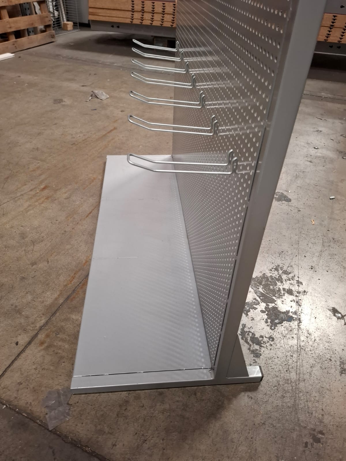 Présentoir mural perforé avec broches métallique gris – H228 cm