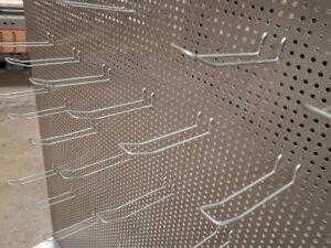 Présentoir mural perforé avec broches métallique gris – H228 cm