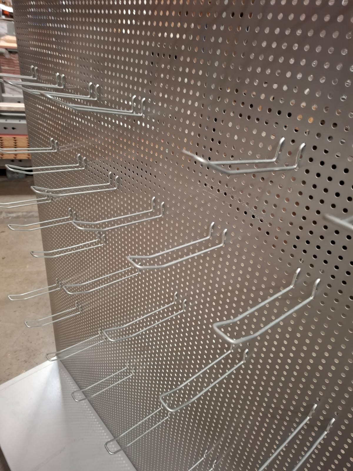 Présentoir mural perforé avec broches métallique gris – H228 cm
