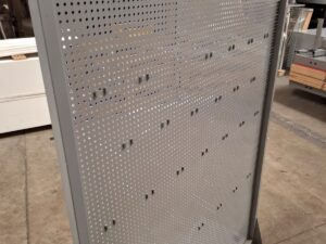 Présentoir mural perforé avec broches métallique gris – H228 cm