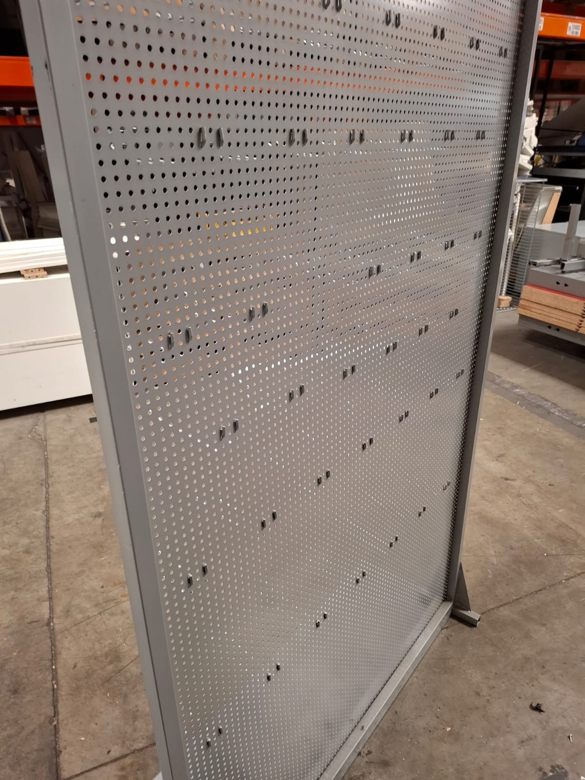 Présentoir mural perforé avec broches métallique gris – H228 cm