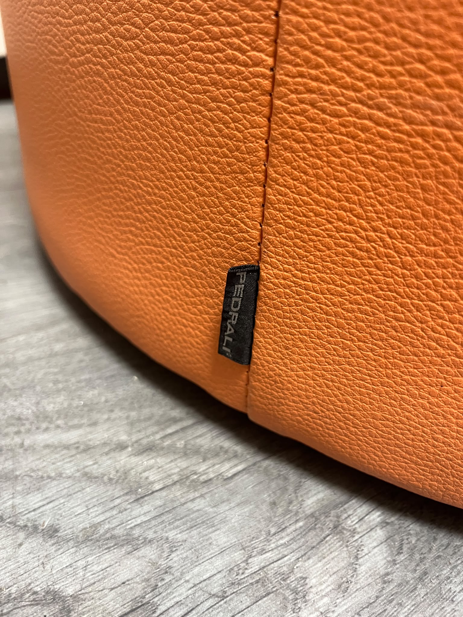 Pouf rond en simili cuir orange – Ø65 cm