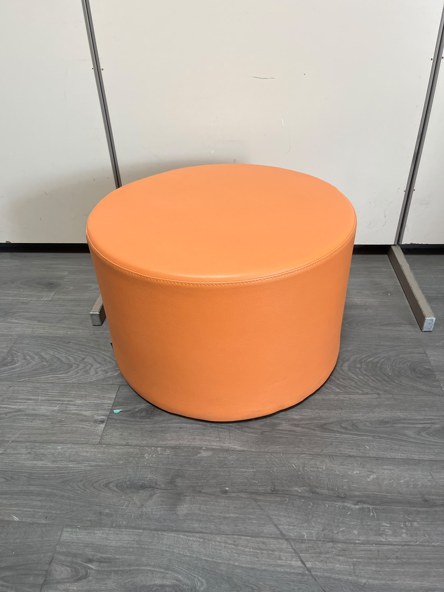 Pouf rond en simili cuir orange – Ø65 cm
