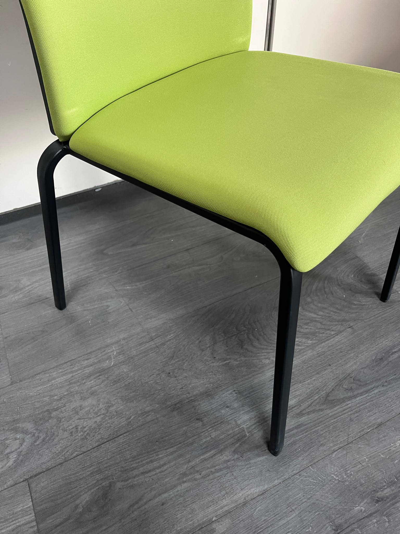Chaise de bureau et réunion en tissu vert – H84 cm