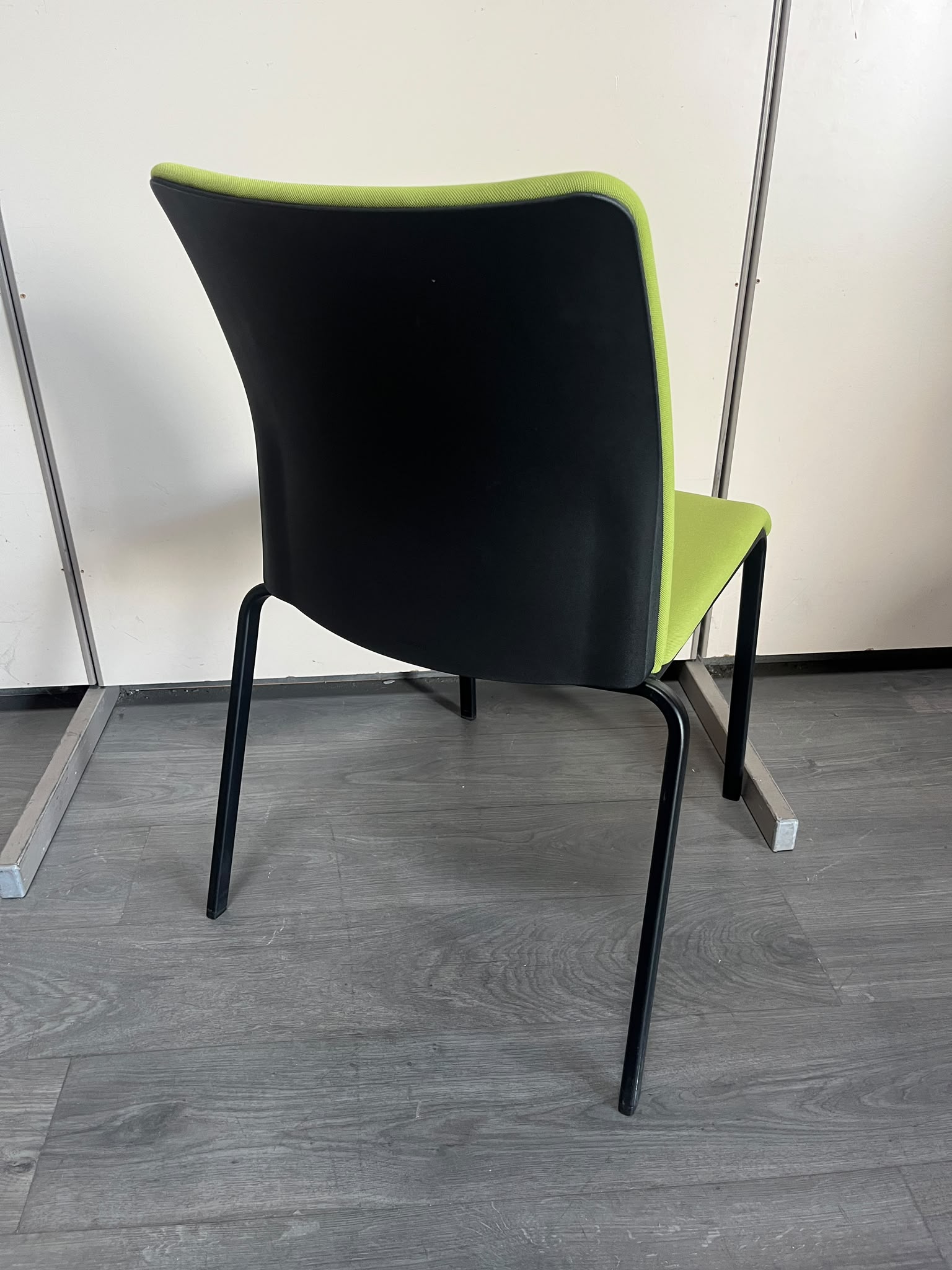 Chaise de bureau et réunion en tissu vert – H84 cm