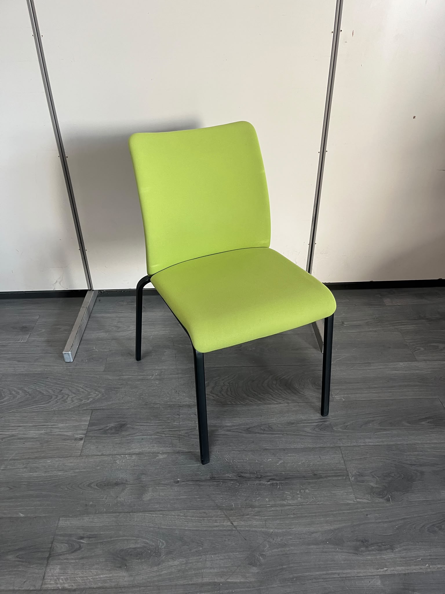 Chaise de bureau et réunion en tissu vert – H84 cm