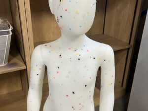 Mannequin enfant 5-6 ans en PVC blanc moucheté
