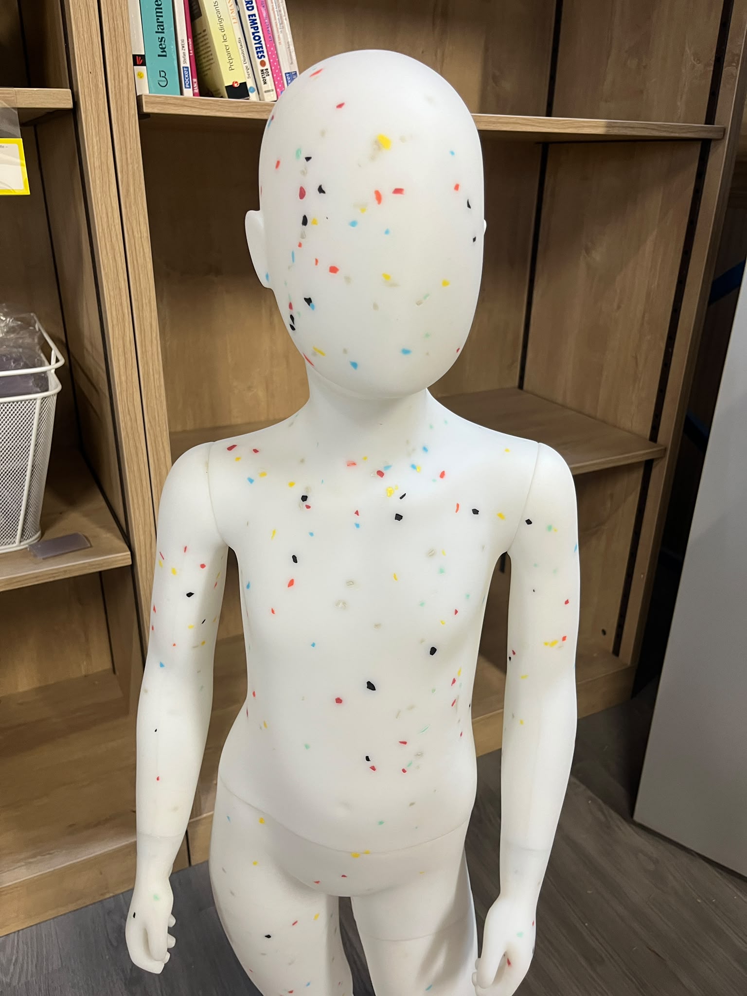 Mannequin enfant 5-6 ans en PVC blanc moucheté
