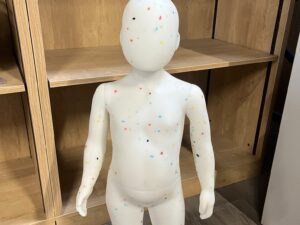 Mannequin enfant 2 ans en PVC blanc moucheté