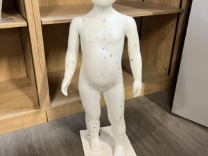 Mannequin enfant 2 ans en PVC blanc moucheté