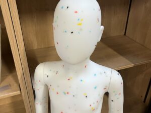 Mannequin enfant 5-6 ans en PVC blanc moucheté