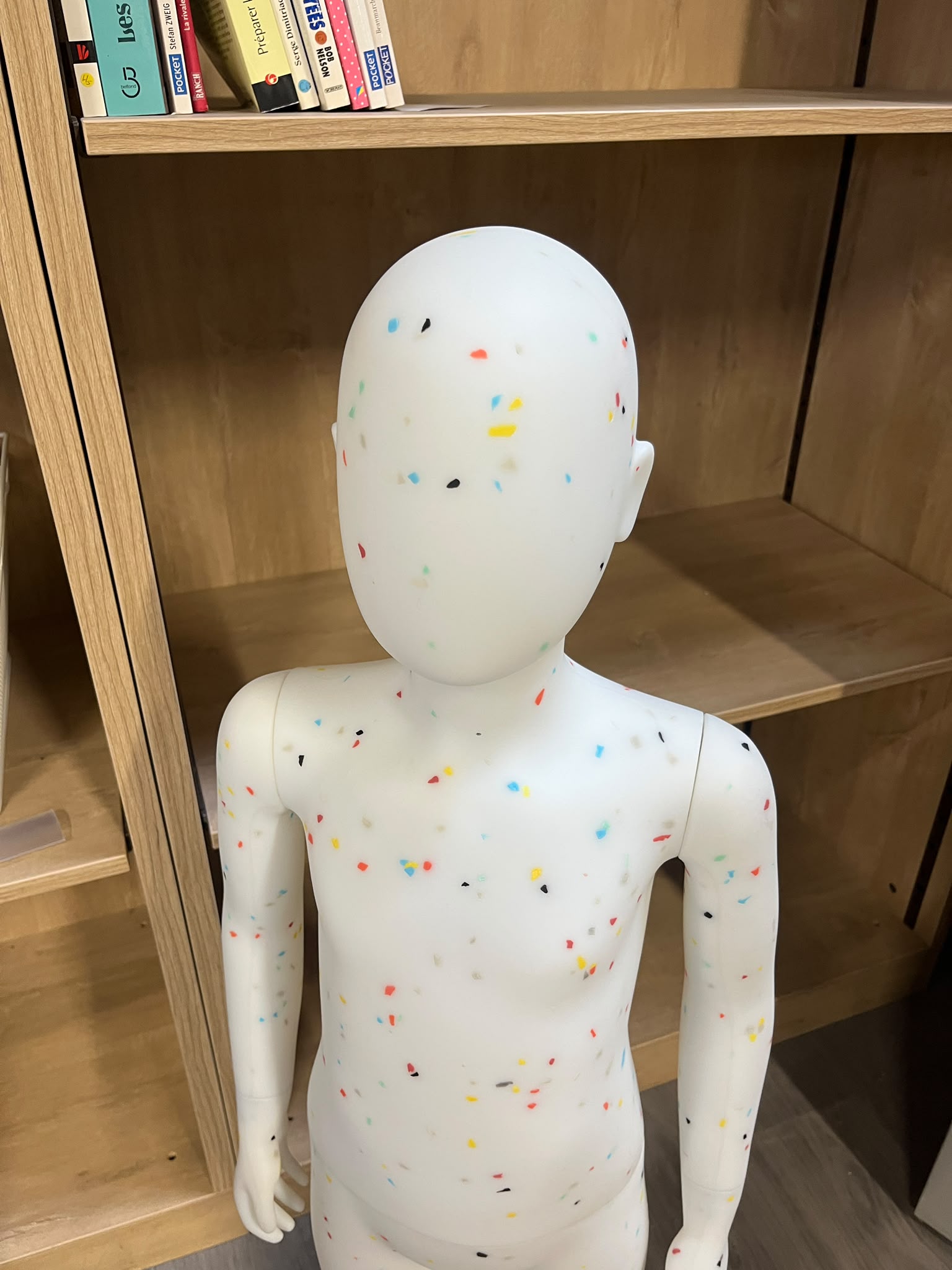 Mannequin enfant 5-6 ans en PVC blanc moucheté