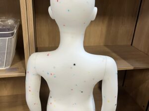 Mannequin enfant 5-6 ans en PVC blanc moucheté