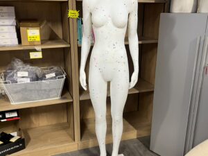 Mannequin femme en PVC blanc moucheté