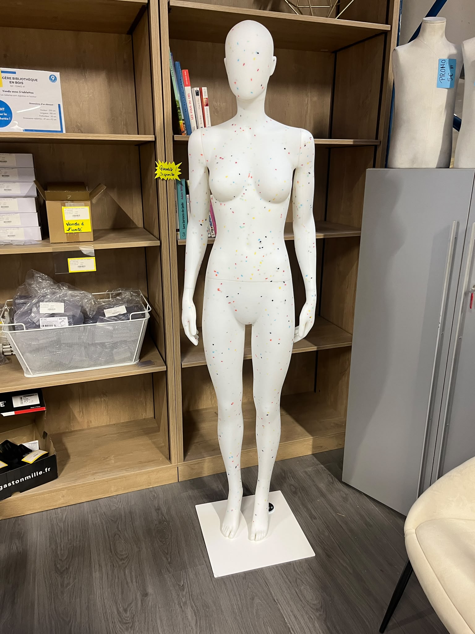 Mannequin femme en PVC blanc moucheté
