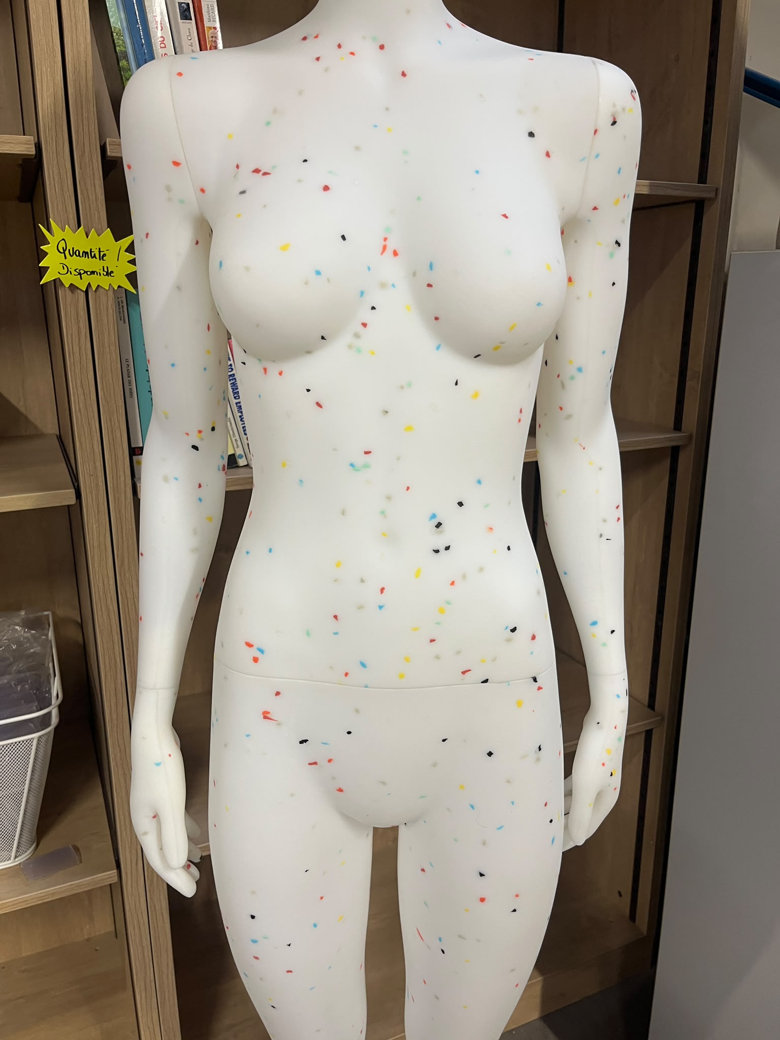 Mannequin femme en PVC blanc moucheté