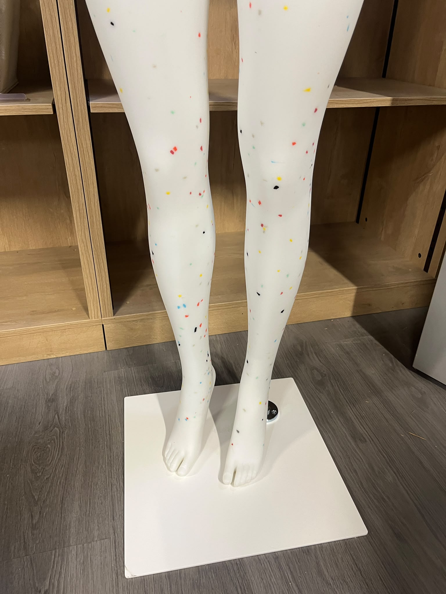 Mannequin femme en PVC blanc moucheté
