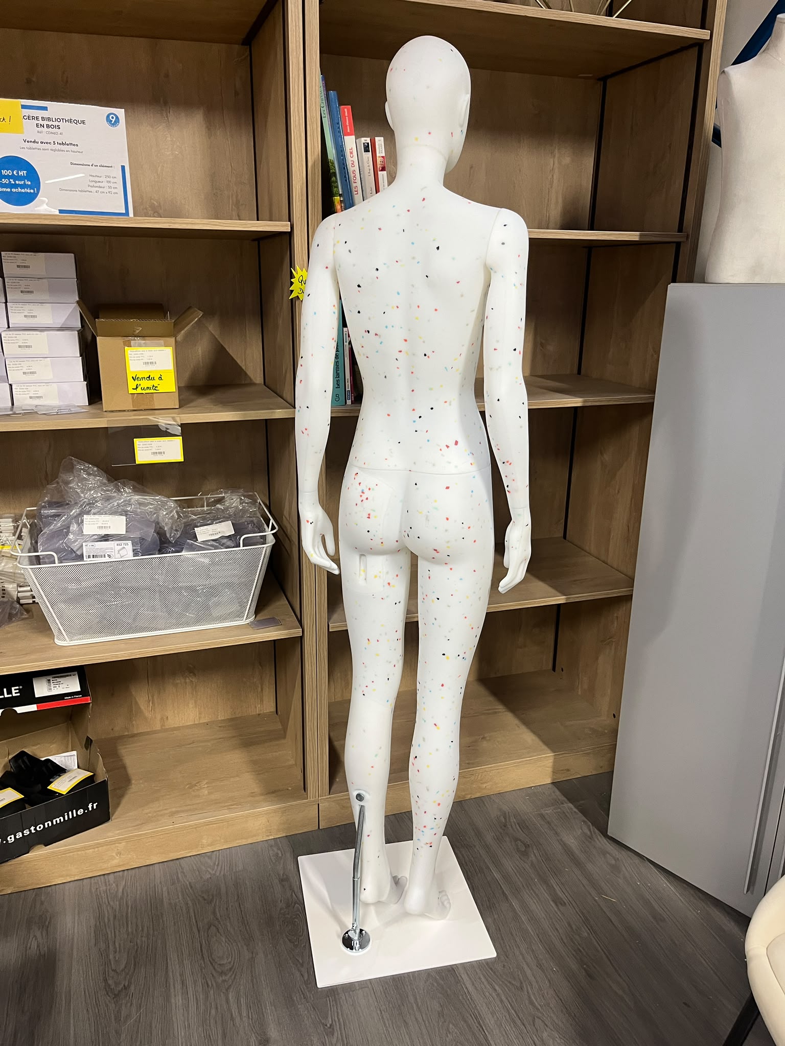Mannequin femme en PVC blanc moucheté