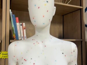 Mannequin femme en PVC blanc moucheté