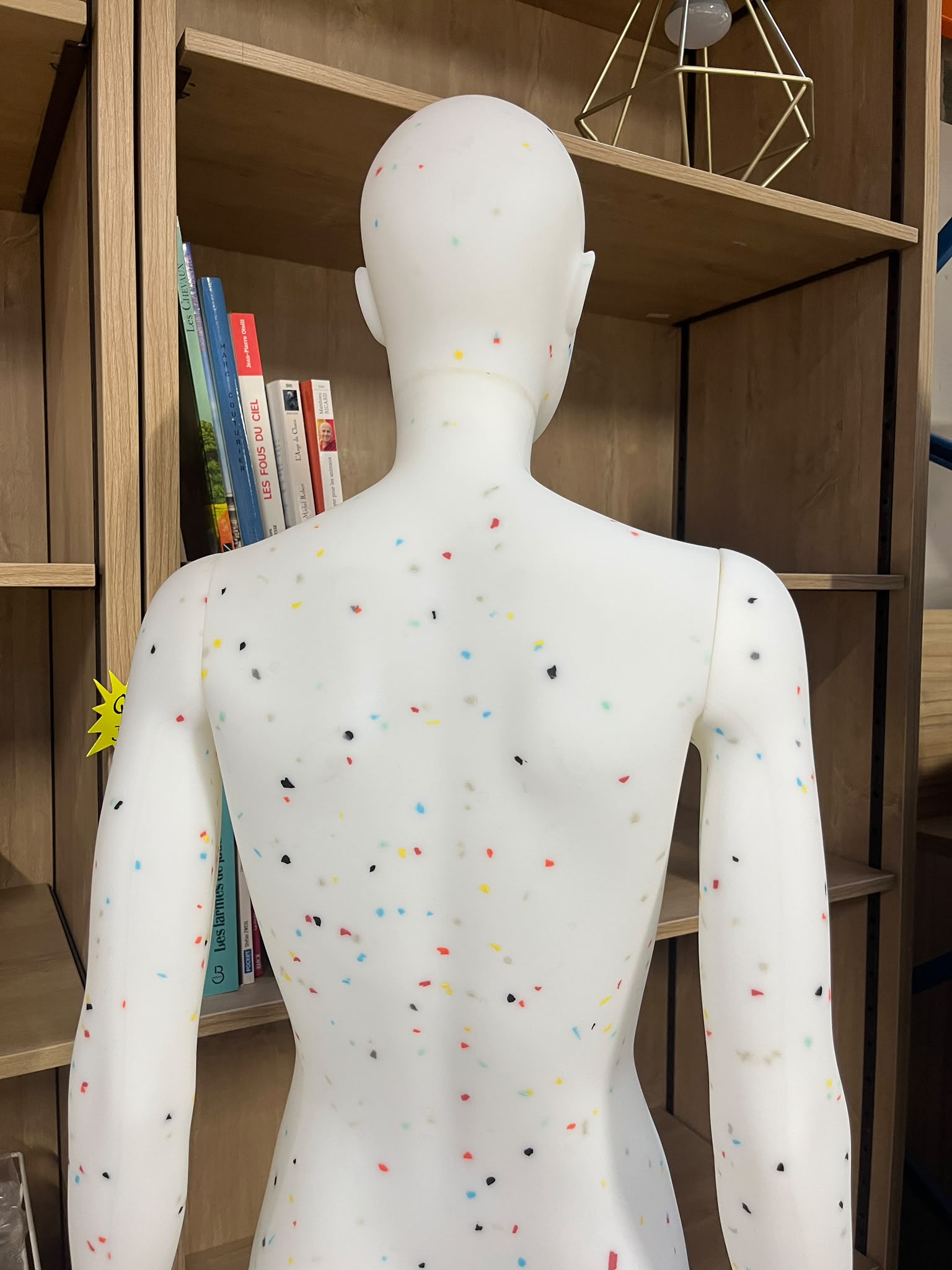 Mannequin femme en PVC blanc moucheté