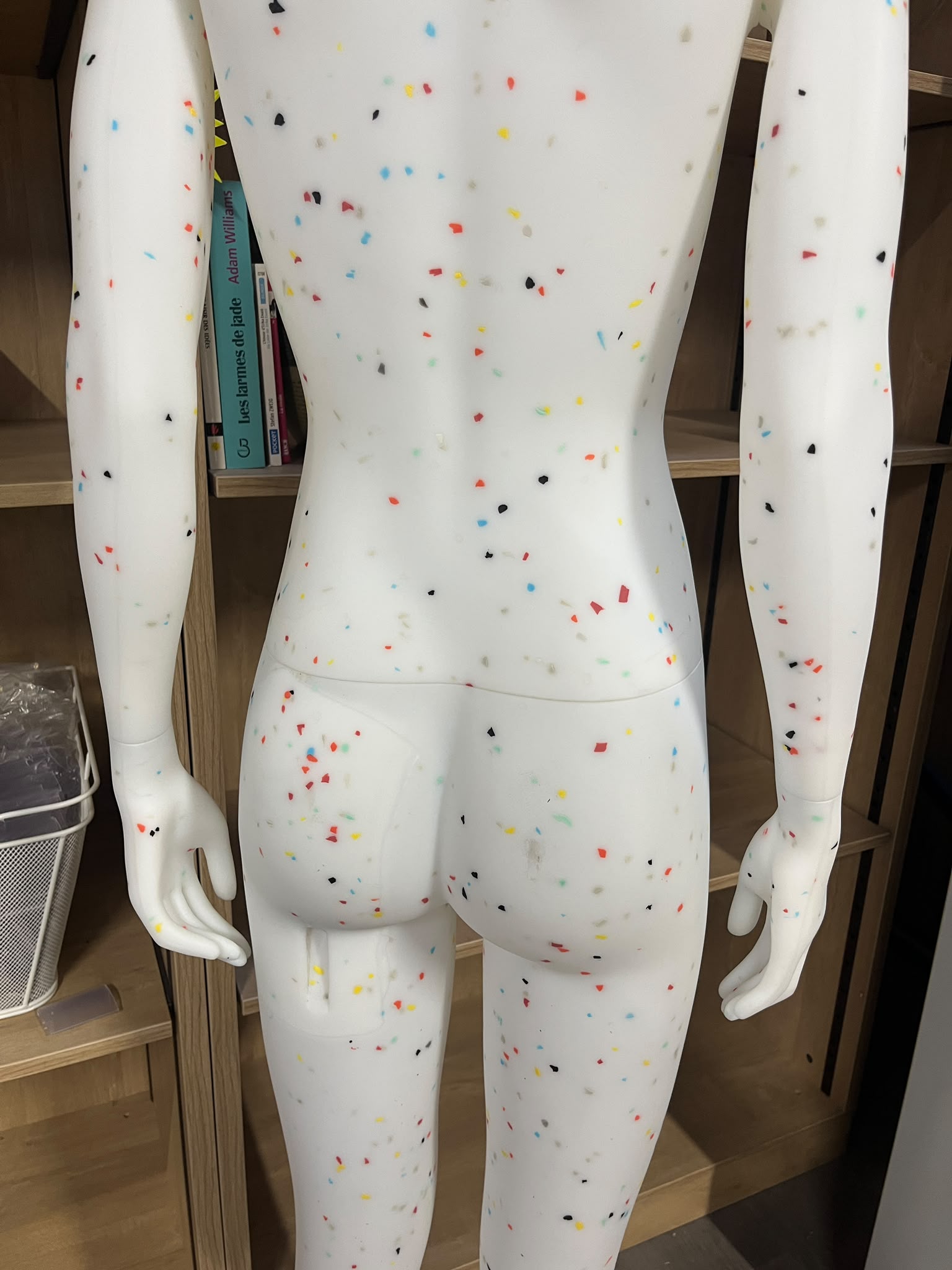 Mannequin femme en PVC blanc moucheté