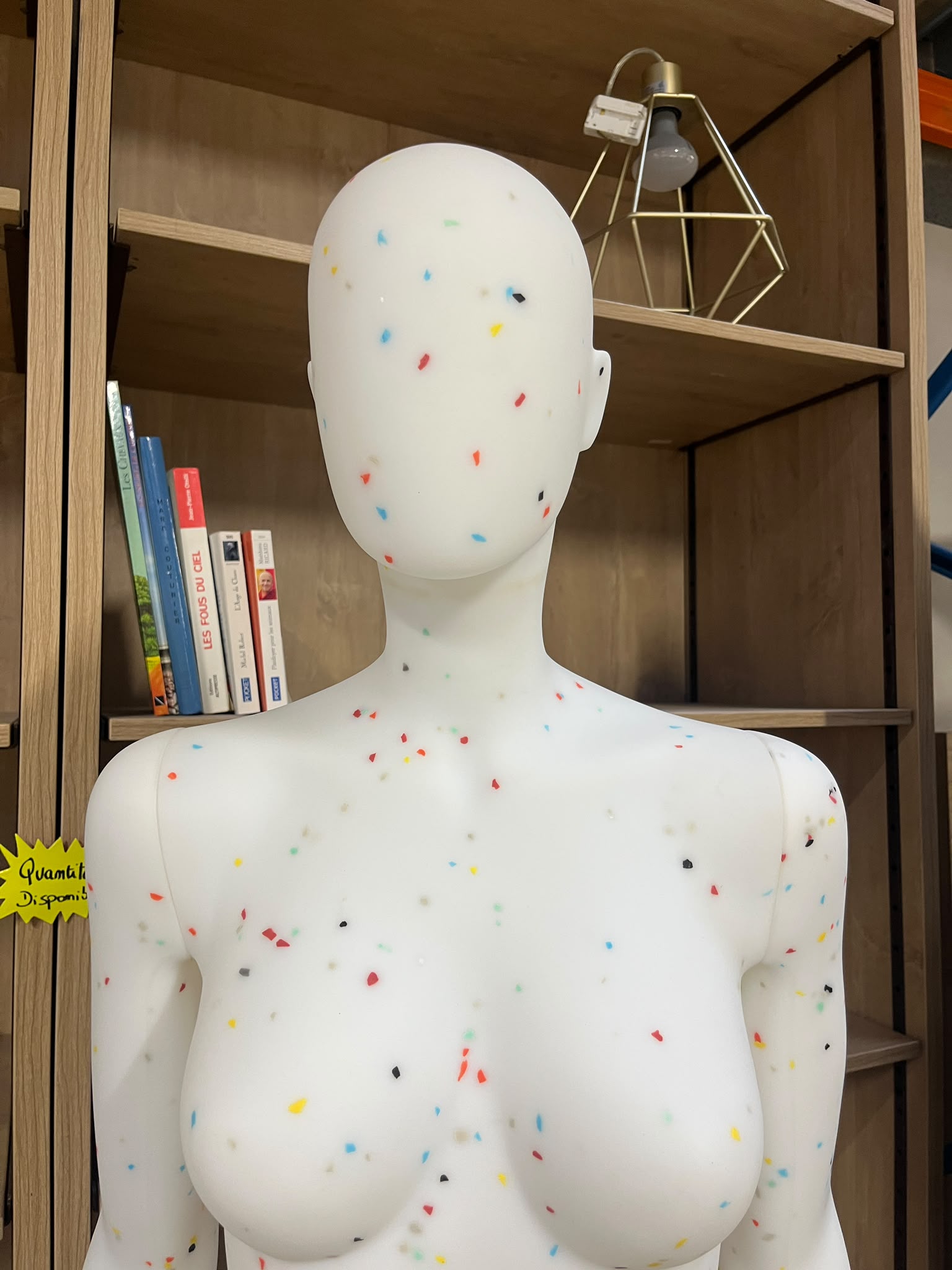 Mannequin femme en PVC blanc moucheté