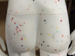 Mannequin femme en PVC blanc moucheté