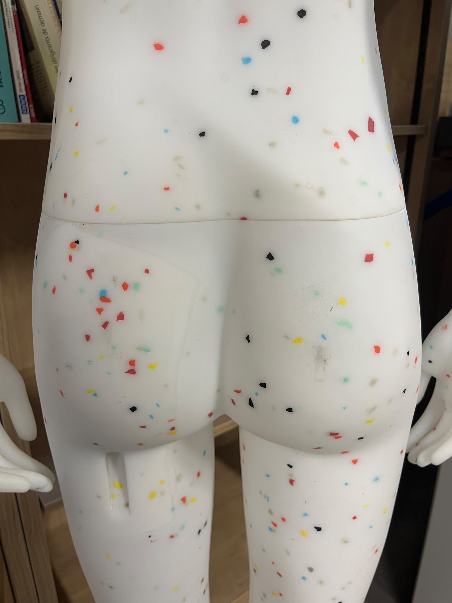 Mannequin femme en PVC blanc moucheté