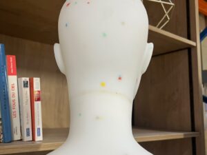 Mannequin femme en PVC blanc moucheté