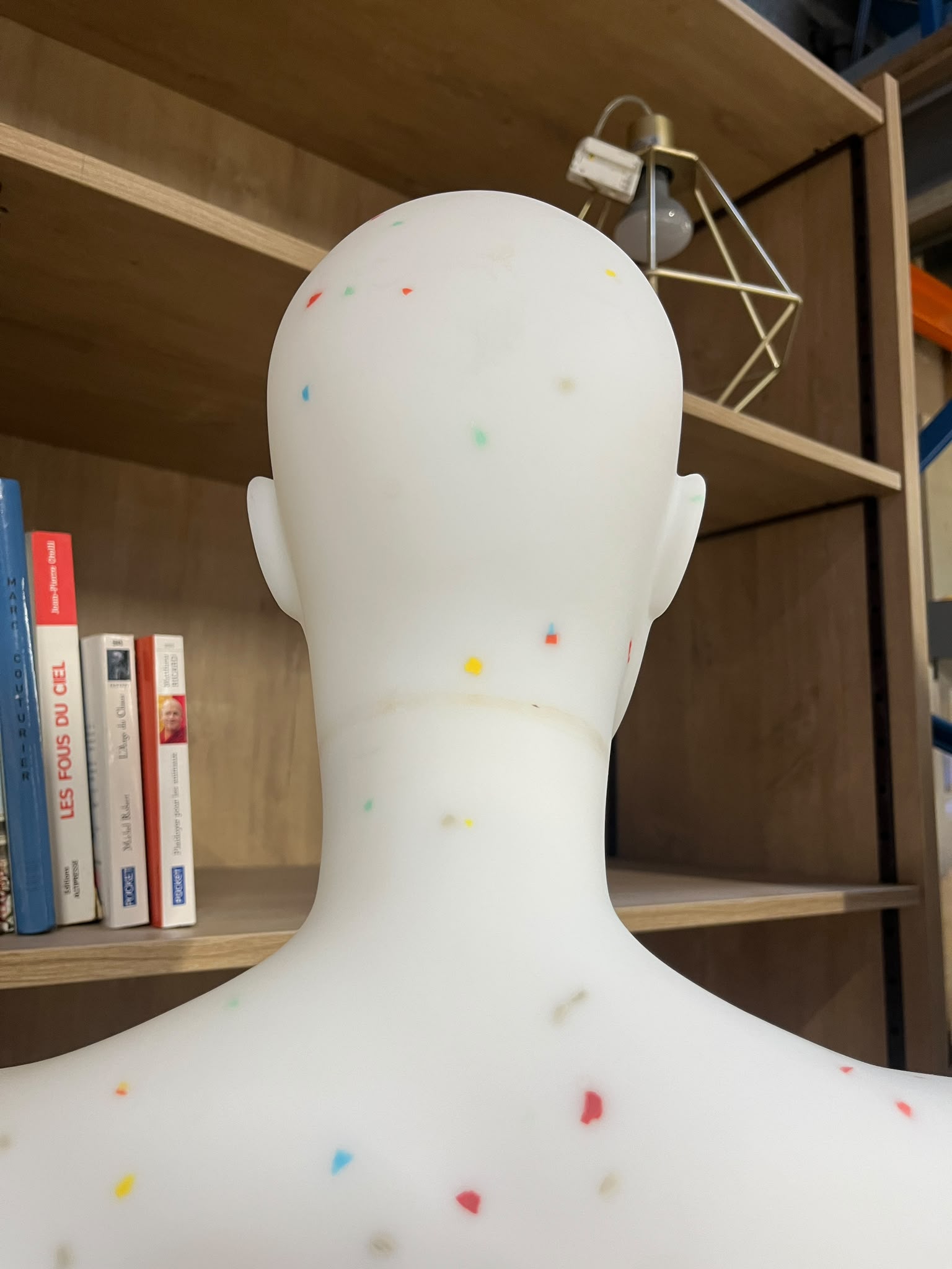 Mannequin femme en PVC blanc moucheté