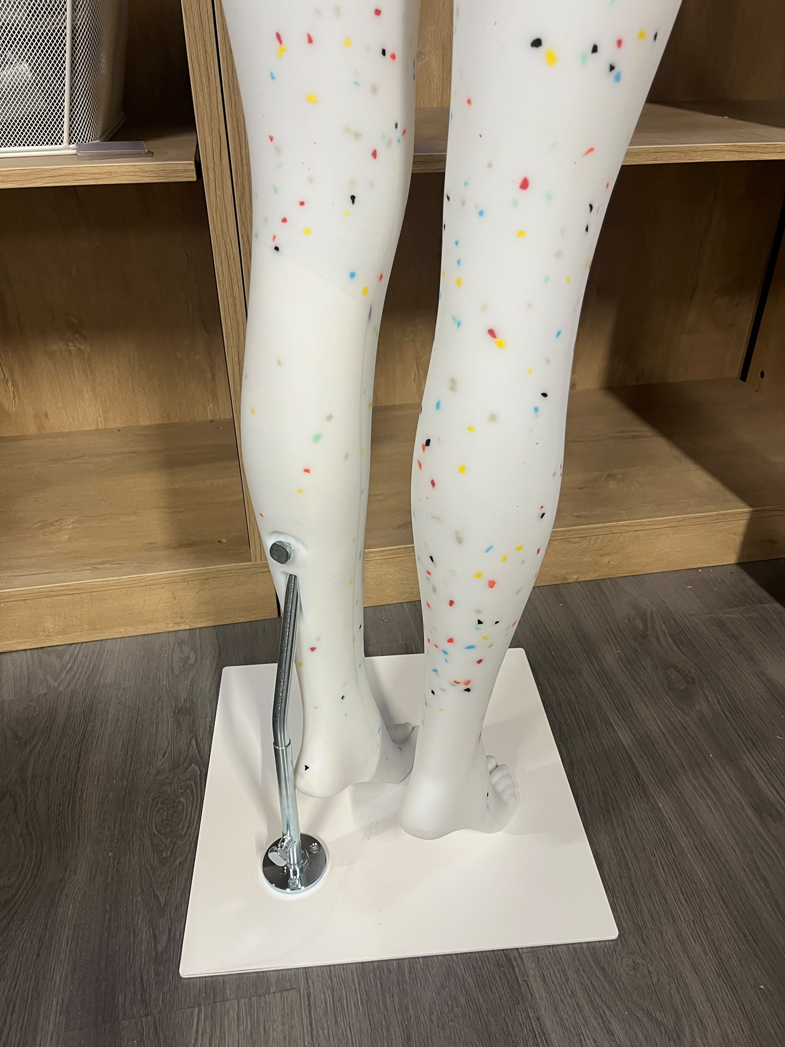 Mannequin femme en PVC blanc moucheté