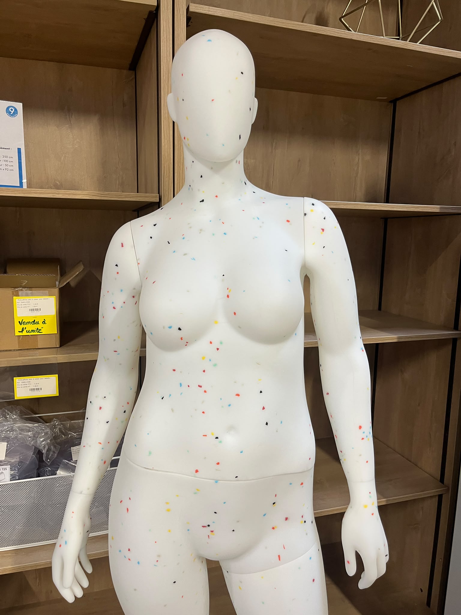 Mannequin femme grande taille en PVC blanc moucheté