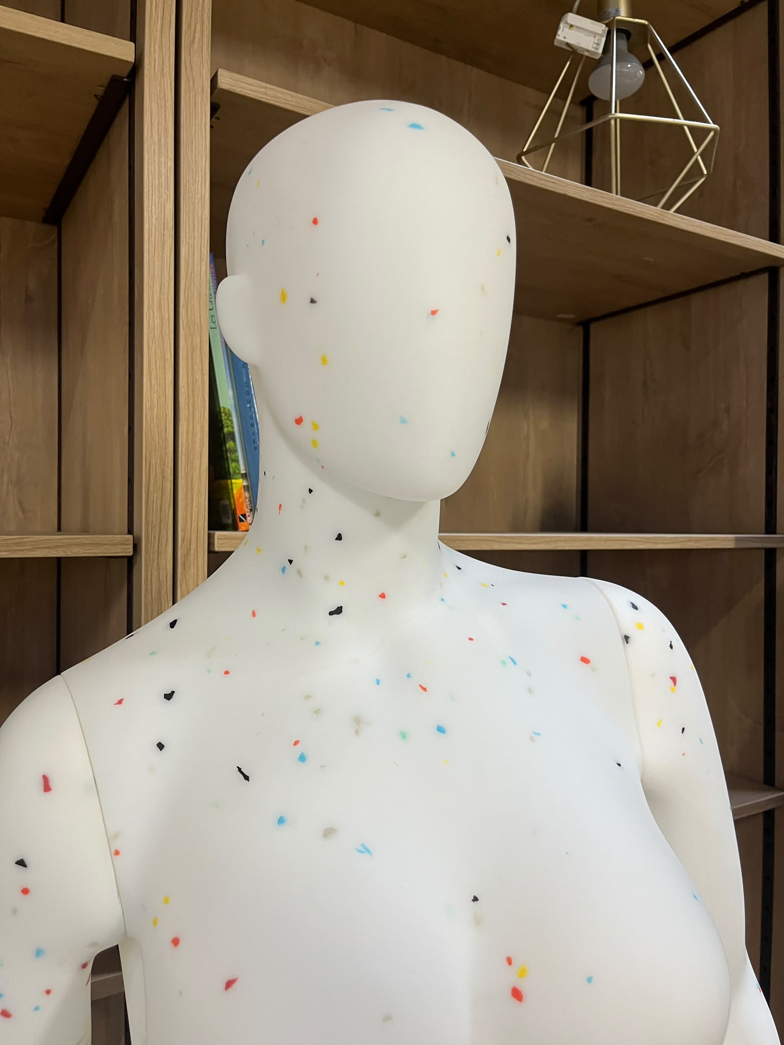 Mannequin femme grande taille en PVC blanc moucheté