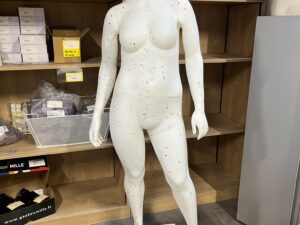 Mannequin femme grande taille en PVC blanc moucheté
