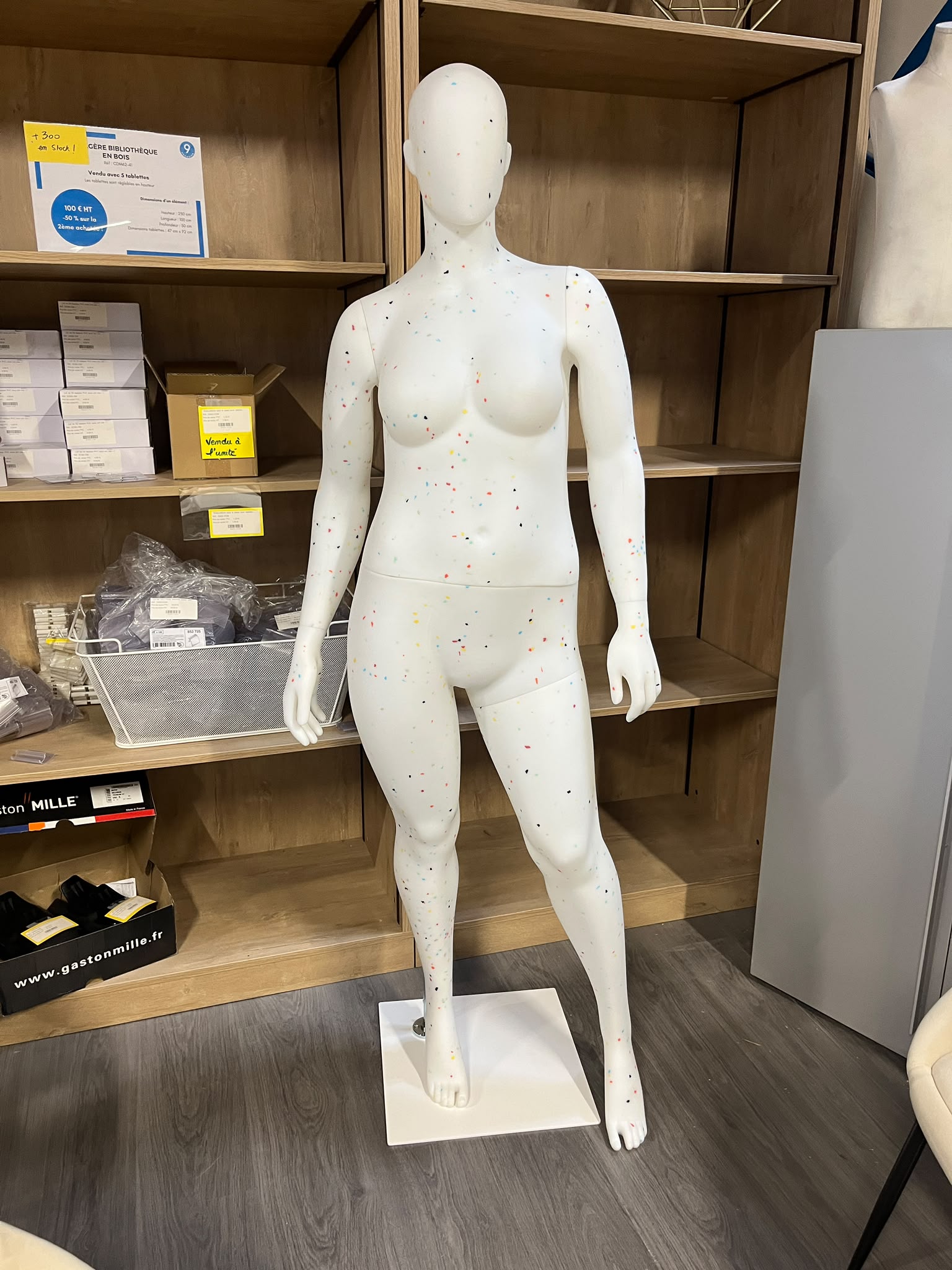 Mannequin femme grande taille en PVC blanc moucheté