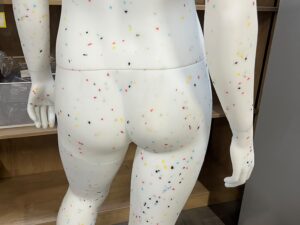 Mannequin femme grande taille en PVC blanc moucheté