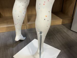 Mannequin femme grande taille en PVC blanc moucheté