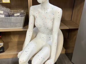 Mannequin femme assis en PVC blanc moucheté