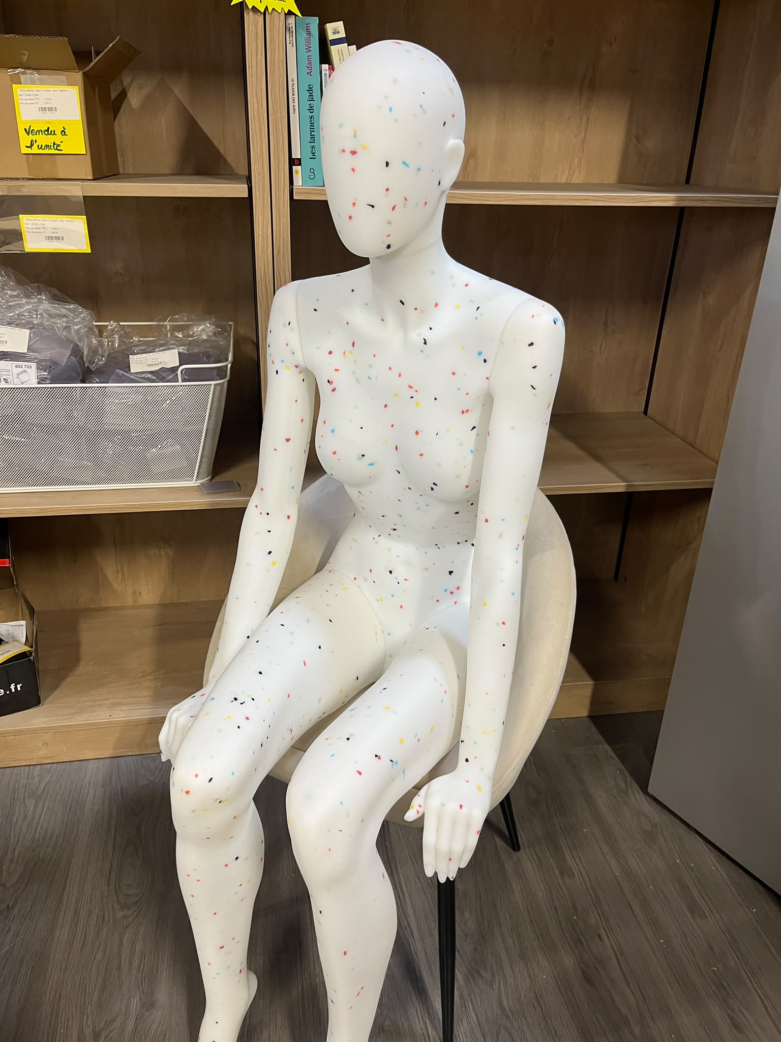Mannequin femme assis en PVC blanc moucheté