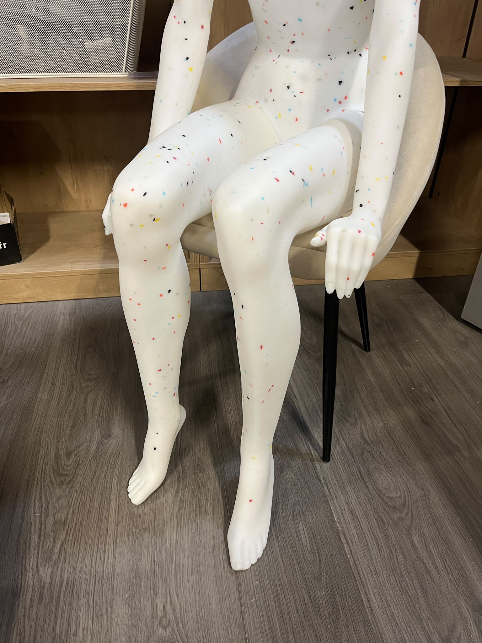 Mannequin femme assis en PVC blanc moucheté