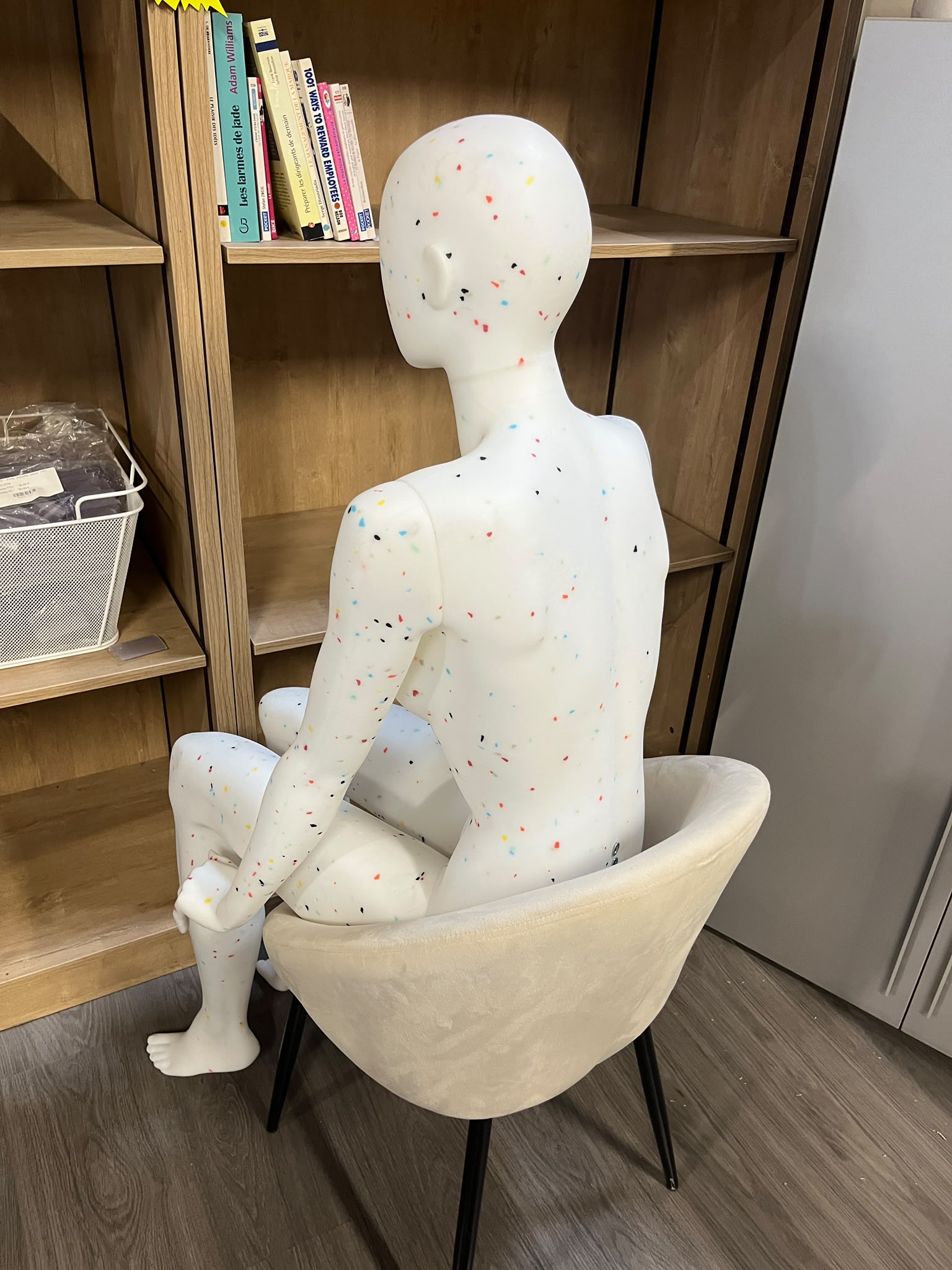 Mannequin femme assis en PVC blanc moucheté
