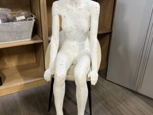 Mannequin femme assis en PVC blanc moucheté