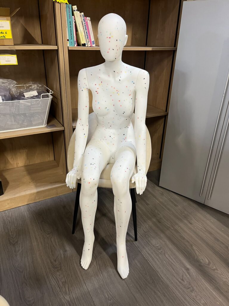 Mannequin femme assis en PVC blanc moucheté